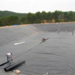 Embalse de tierra impermeabilizado con geomembrana