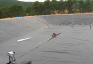 embalse de tierra impermeabilizado con geomembrana