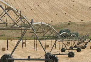 riego mecanizado en campo de cereal