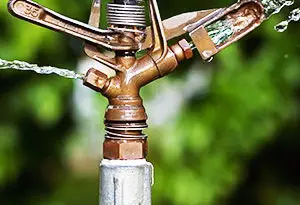 sistema de riego estacionario por aspersión