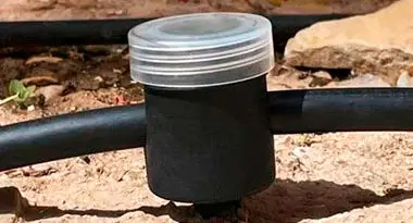 dispositivo riego por goteo subterráneo